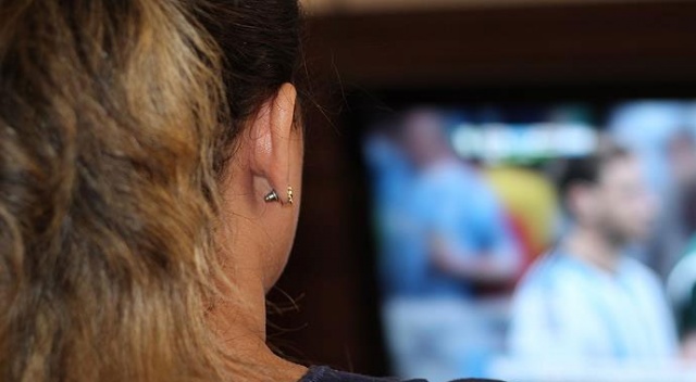Günde 3 saat 34 dakika televizyon izliyoruz Günde 3 saat 34 dakika televizyon izliyoruz