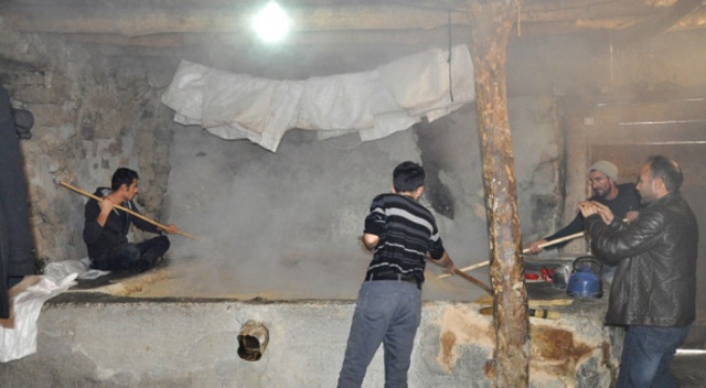 Hakkari'de taş değirmende üretilen tahinin kilosu 70 liradan satılıyor Hakkari'de taş değirmende üretilen tahinin kilosu 70 liradan satılıyor