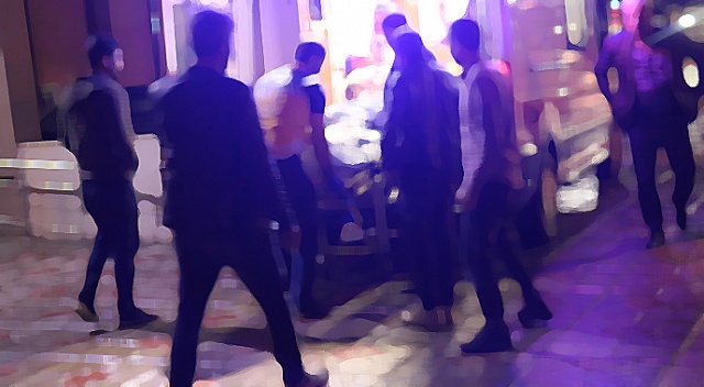 Hastayı 2 kilometre yürüyerek ambulansa taşıdılar Hastayı 2 kilometre yürüyerek ambulansa taşıdılar