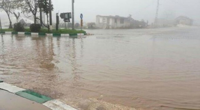 Hatay’da sağanak yağış hayatı olumsuz etkiledi Hatay’da sağanak yağış hayatı olumsuz etkiledi