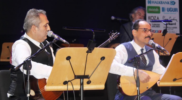 İbrahim Kalın ve Yavuz Bingöl bağlama çalarak türkü söyledi