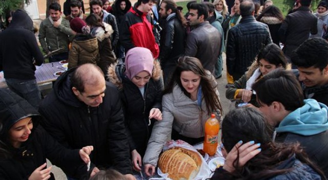 İlk kez hamsi yediler İlk kez hamsi yediler