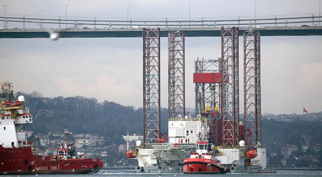 İstanbul Boğazı&#039;nda şaşkına çeviren görüntü