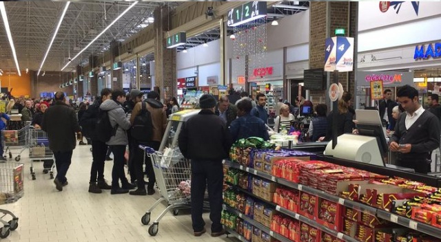 İstanbullular yeni yıl alışverişi için AVM&#039;lere koştu