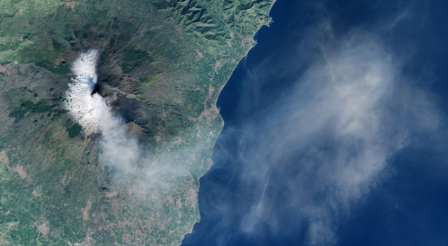 İtalya’da Etna Yanardağı yeniden faaliyete geçti İtalya’da Etna Yanardağı yeniden faaliyete geçti