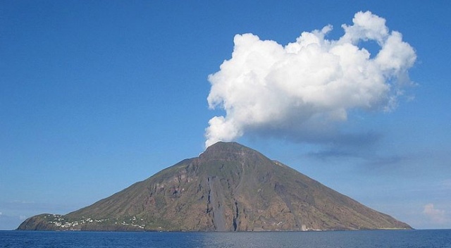 İtalya'da Stromboli Yanardağı da faaliyete geçti İtalya'da Stromboli Yanardağı da faaliyete geçti