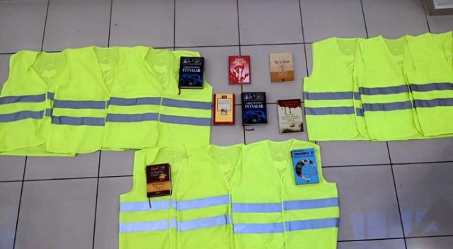 İzmir'de DEAŞ operasyonu! Sarı yelekler ele geçirildi İzmir'de DEAŞ operasyonu! Sarı yelekler ele geçirildi