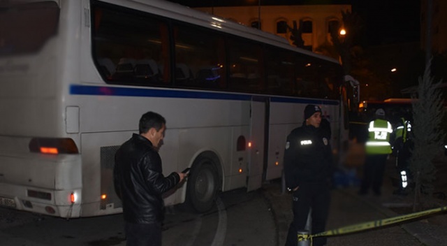 İzmir&#039;de servis otobüsü yayaların arasına daldı