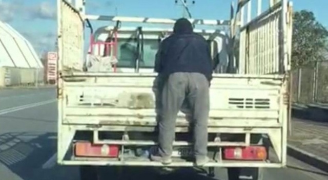 Kamyonetin arkasında tehlikeli yolculuk yürekli ağza getirdi Kamyonetin arkasında tehlikeli yolculuk yürekli ağza getirdi
