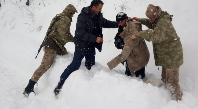 Karda mahsur kalan adam kurtarıldı Karda mahsur kalan adam kurtarıldı
