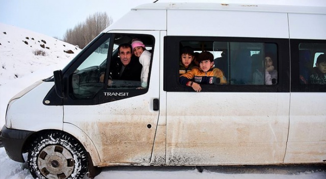 Karda mahsur kalan öğrencilerin imdadına ekipler yetişti