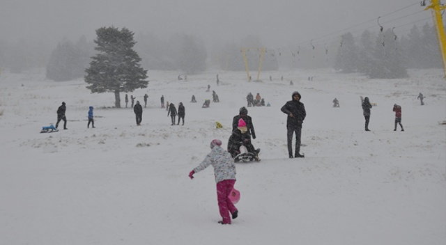 Kayakçıları tipi bile durduramadı! Uludağ'a akın ettiler Kayakçıları tipi bile durduramadı! Uludağ'a akın ettiler