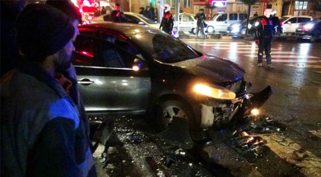 Kilis'te otomobiller çarpıştı: 5 yaralı Kilis'te otomobiller çarpıştı: 5 yaralı