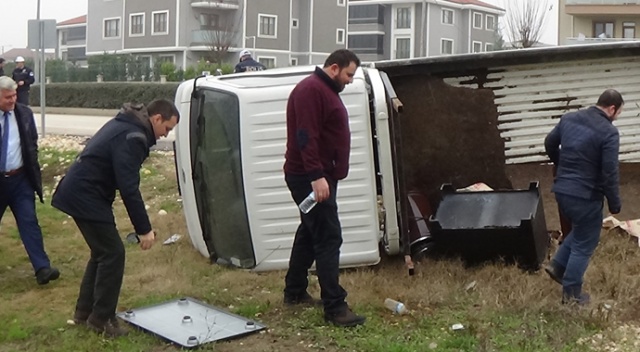 Köpeğe çarpan kamyonet devrildi