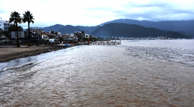 Marmaris Körfezi’nin rengi değişti