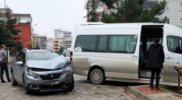 Öğrenci servisi ile otomobil çarpıştı: 3 yaralı