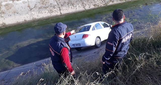 Otomobil sulama kanalına düştü: 3 yaralı! Otomobil sulama kanalına düştü: 3 yaralı!