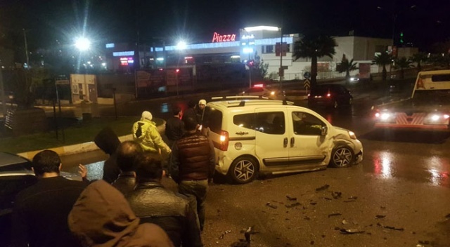 Otomobiller kafa kafaya çarpıştı: 2 yaralı Otomobiller kafa kafaya çarpıştı: 2 yaralı