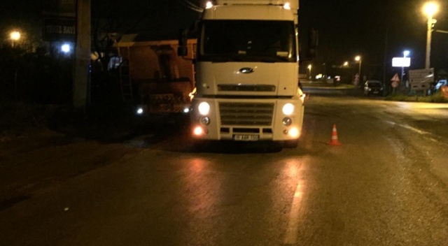 Seyir halindeki kireç yüklü tırın dorsesi çıktı Seyir halindeki kireç yüklü tırın dorsesi çıktı