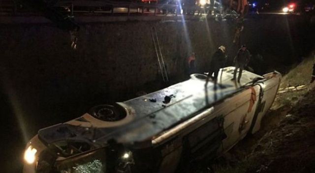 Sırbistan'da yolcu otobüsü devrildi: 3 ölü, 32 yaralı Sırbistan'da yolcu otobüsü devrildi: 3 ölü, 32 yaralı