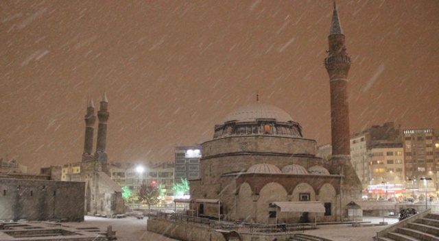 Sivas'ta her yer beyaza büründü Sivas'ta her yer beyaza büründü
