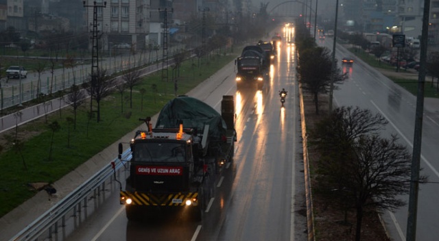 Suriye sınırına askeri sevkiyat sürüyor Suriye sınırına askeri sevkiyat sürüyor