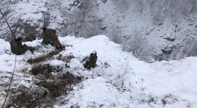 Teröristlerin saklandığı mağaraya bomba yağdı
