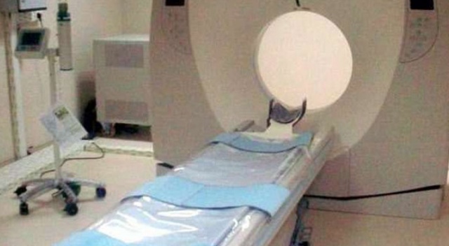 Tomografi çektirmeye gitti, elini kaybetme tehlikesi geçirdi Tomografi çektirmeye gitti, elini kaybetme tehlikesi geçirdi
