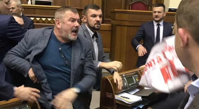 Ukrayna Parlamentosunda yumruklar konuştu Ukrayna Parlamentosunda yumruklar konuştu