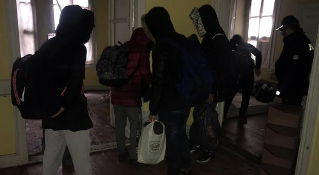 Yaktıkları ateş düzensiz göçmenleri ele verdi