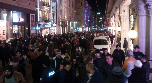 Yılbaşı öncesi İstiklal Caddesi'nden insan seli Yılbaşı öncesi İstiklal Caddesi'nden insan seli