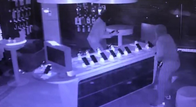 25 saniyede 50 bin TL'lik soygun yaptılar 25 saniyede 50 bin TL'lik soygun yaptılar