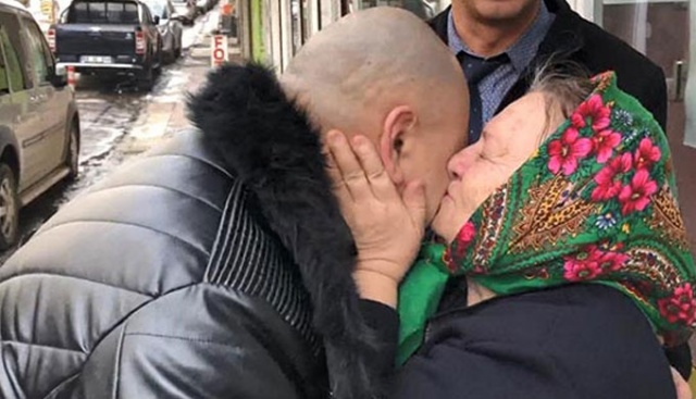 38 yıl sonra annesine kavuştu 38 yıl sonra annesine kavuştu