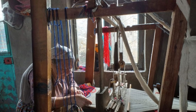 60 yıldır bez dokumacılığı yapıyor