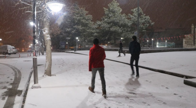 Aksaray'da kar yağışı ve fırtına etkisini artırdı Aksaray'da kar yağışı ve fırtına etkisini artırdı