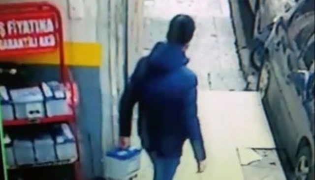 Akü hırsızlığı kameralara yansıdı Akü hırsızlığı kameralara yansıdı