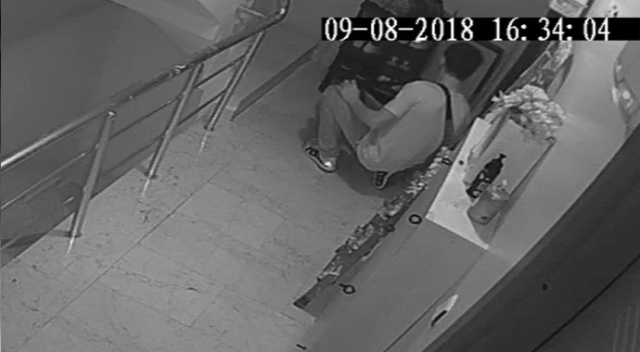 Alışveriş yapar gibi seçtikleri ayakkabıları çaldılar Alışveriş yapar gibi seçtikleri ayakkabıları çaldılar