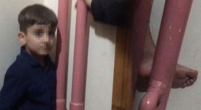 Annesi ağlamaları duyunca odaya girdi, ilk işi bu oldu
