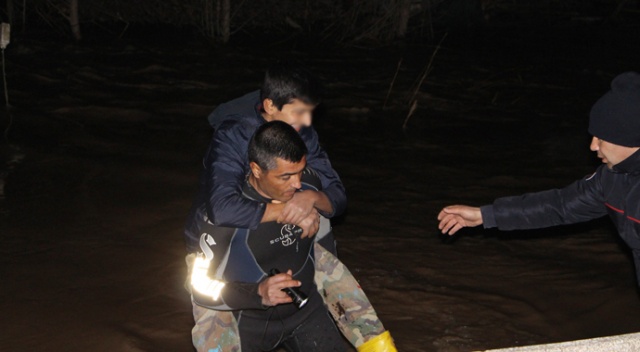 Antalya’da dere taştı, evlerinde mahsur kalanları itfaiye kurtardı Antalya’da dere taştı, evlerinde mahsur kalanları itfaiye kurtardı