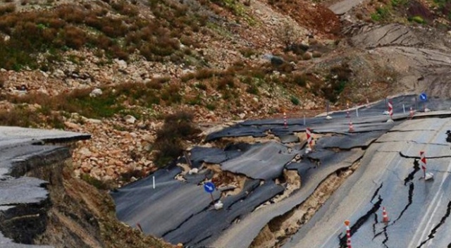 Antalya’da heyelan 5 mahalleye ulaşımı kapattı