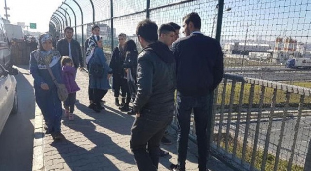 Esenyurt&#039;ta araç liselilerin arasına daldı: Yaralılar var