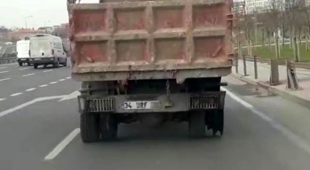 Arka tekerinin biri olmayan kamyon tehlikeye davetiye çıkardı Arka tekerinin biri olmayan kamyon tehlikeye davetiye çıkardı