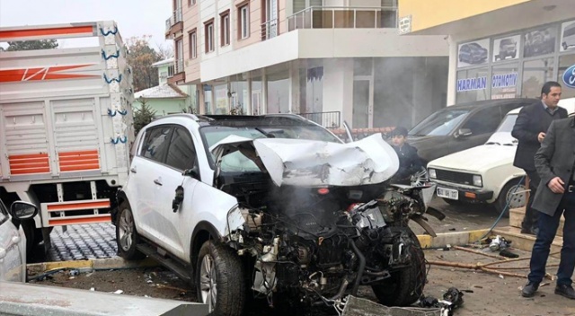 Aşırı süratli otomobil 3 araca çarptı