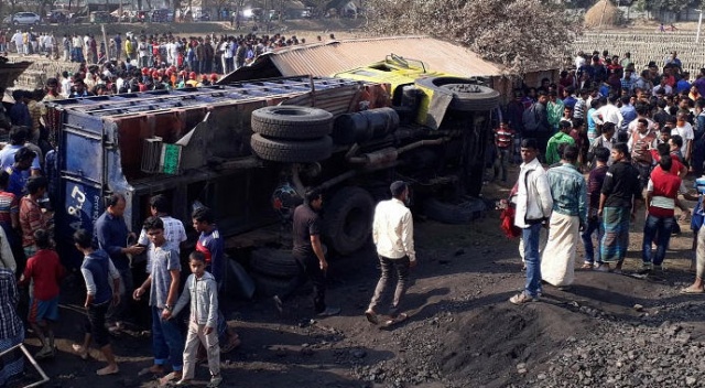 Bangladeş'te kamyon işçi barakasına daldı! Çok sayıda ölü var Bangladeş'te kamyon işçi barakasına daldı! Çok sayıda ölü var