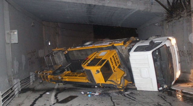 Beyoğlu Tersane caddesinde vinç devrildi: 1 yaralı Beyoğlu Tersane caddesinde vinç devrildi: 1 yaralı