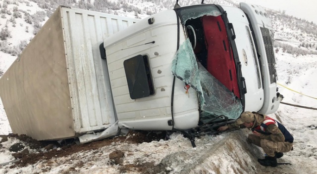 Bingöl’de tır devrildi: 3 yaralı Bingöl’de tır devrildi: 3 yaralı
