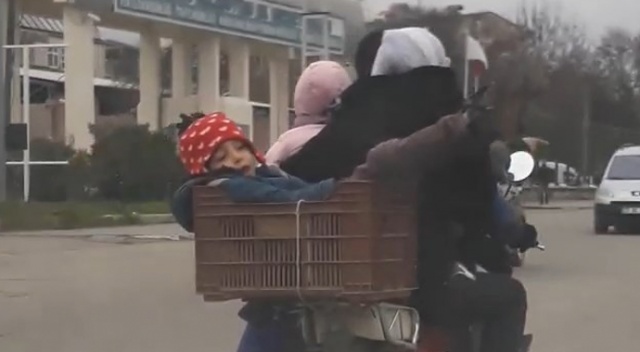 Bir motosiklette 6 kişi bindiler! Görenleri korkuttu... Bir motosiklette 6 kişi bindiler! Görenleri korkuttu...