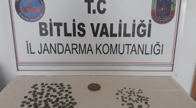 Bitlis’te altın, gümüş ve bakır sikkeler ele geçirildi Bitlis’te altın, gümüş ve bakır sikkeler ele geçirildi