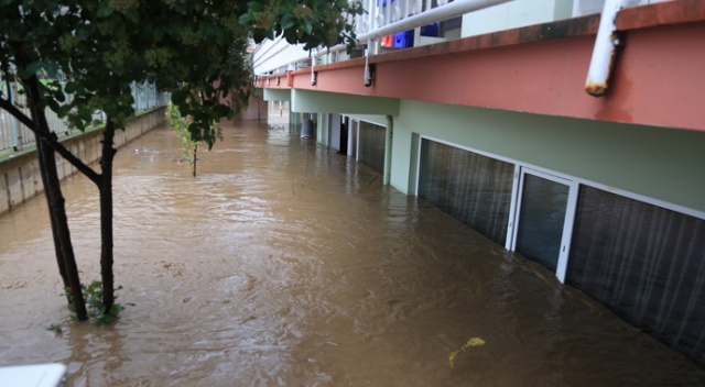 Bodrum’u fırtına vurdu; iş yerleri su bastı, kayıklar alabora oldu Bodrum’u fırtına vurdu; iş yerleri su bastı, kayıklar alabora oldu