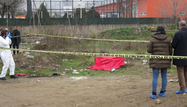 Boğazı ve bilekleri kesilmiş halde ölü olarak bulundu